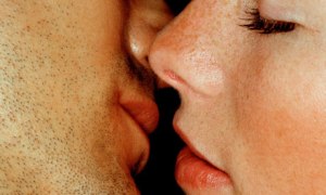 gloria Couple-kissing-007